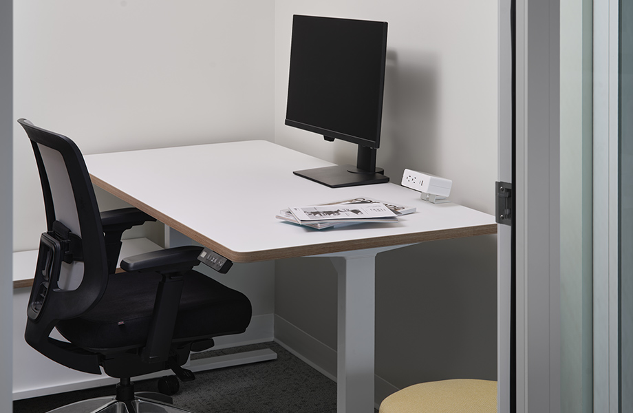 Adjustable desk in FENIX Bianco Kos