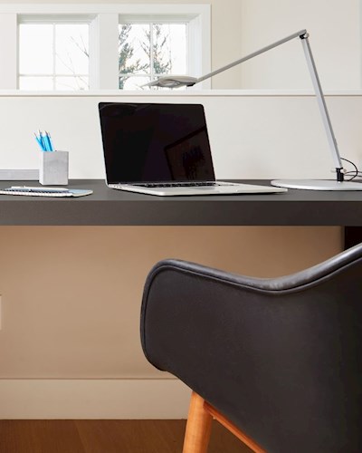 Oficinas con escritorios modernos y modulares ✨ cotiza la remodelación de  tus espacios con nosotros.