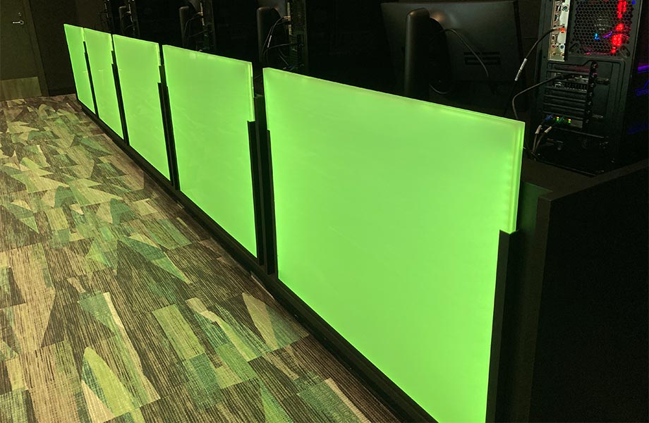 Mur avec éclairage vert