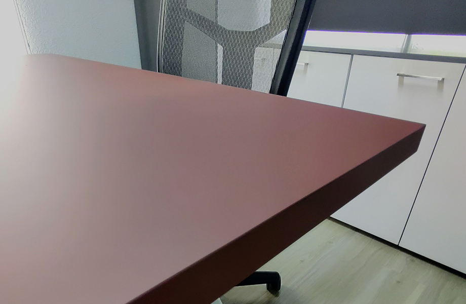 Approche de la table dans la salle de réunion LADE avec application et chaise FENIX Rosso Jaipur