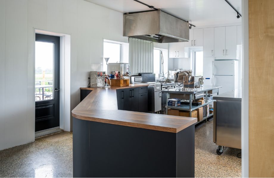 Ferme Le Bunker FENIX Nero Ingo vue de la cuisine de côté