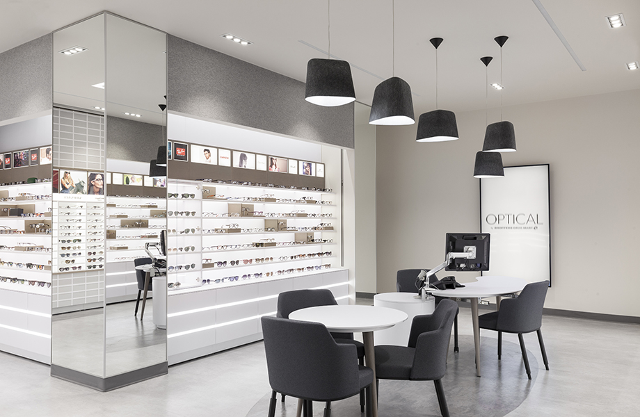 Magasin de lunettes Tux Optical avec présentoir, luminaires, table et chaises, une étude de cas FENIX