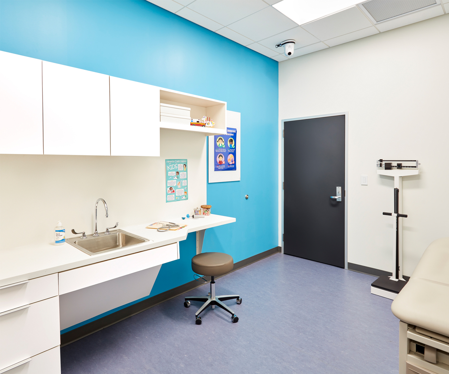FENIX Bianco Male makes for a hygienic, easy to clean cabinet and worktops in this doctor’s examination room. Backdropped by the FENIX Grigio Bromo doorplace. 