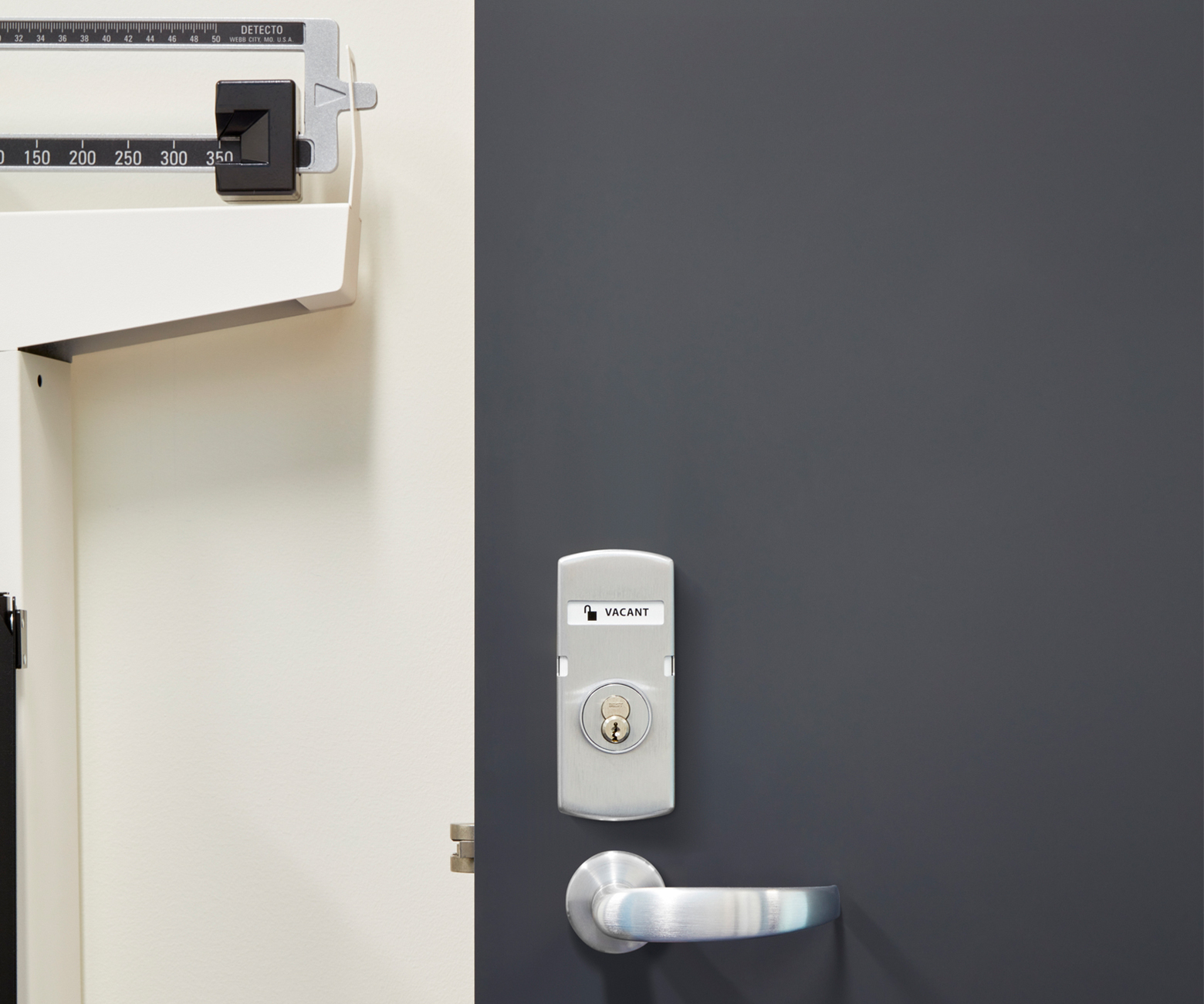 The FENIX Grigio Bromo offers an innovative material for this contemporary door. An ideal addition to this healthcare setting.