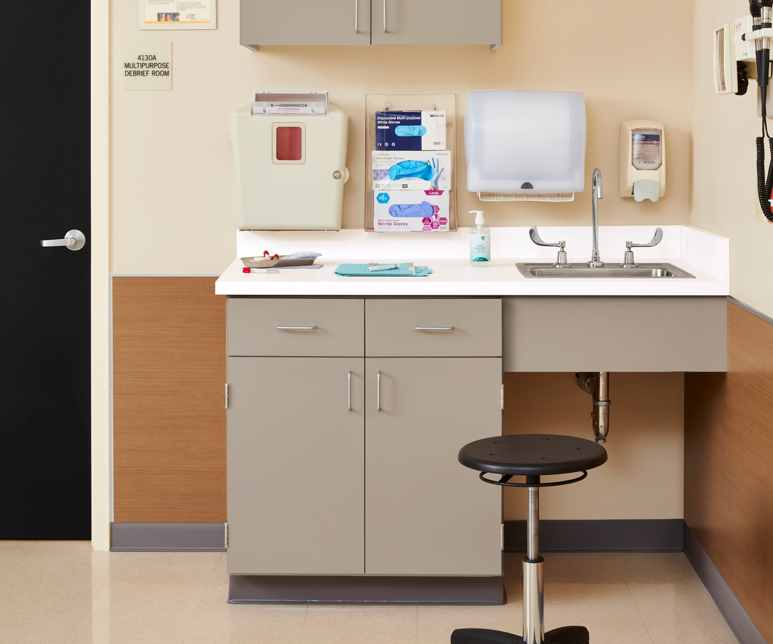 The FENIX Bianco Male adds a clean, low-light reflective surface to this healthcare room for soft hues that adds a comforting touch.