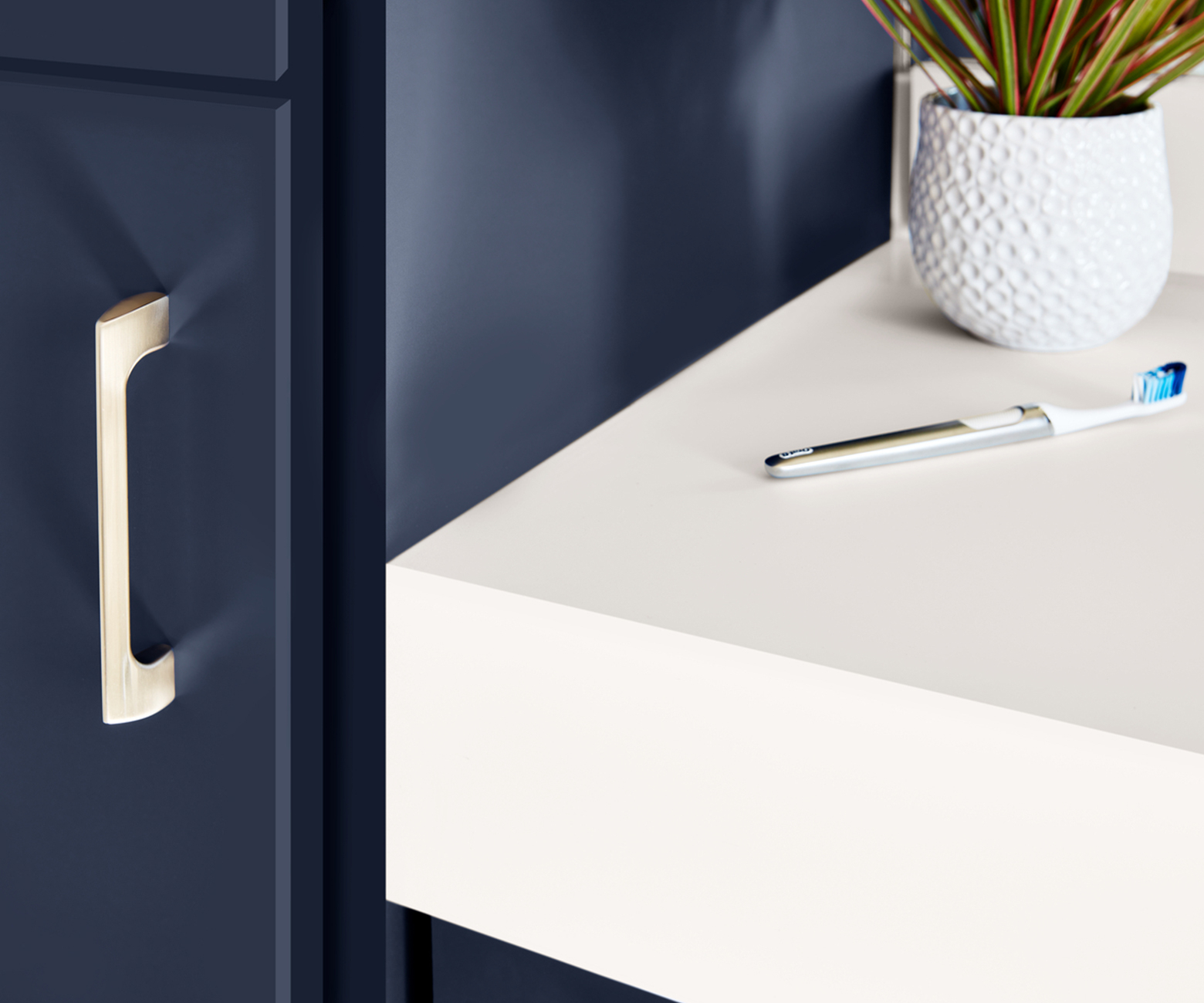 The dark tones of FENIX NTM Blu Fes and stark contrast of white Bianco Malé help elevate the patina of understated metallic fixtures.