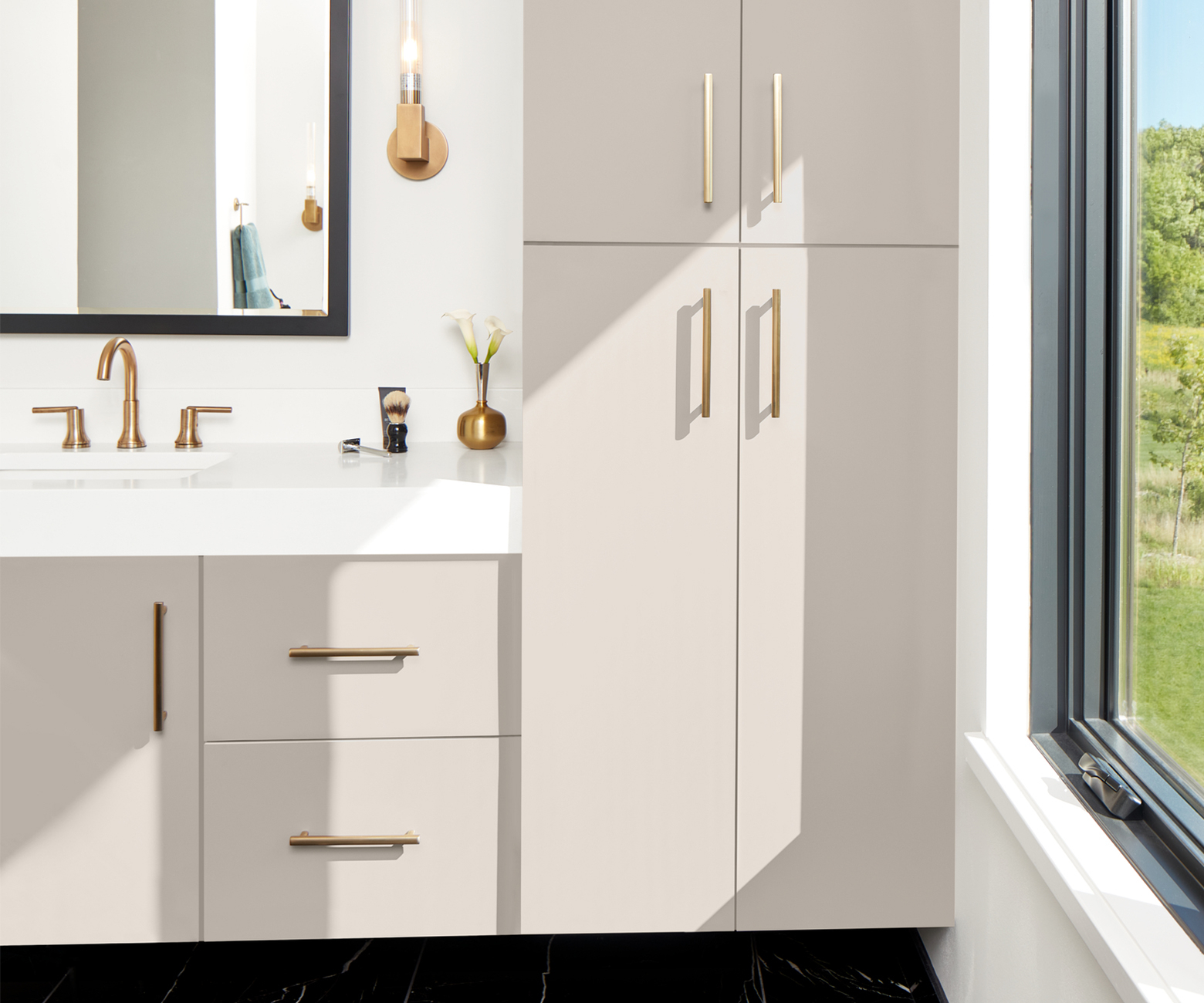 White countertops pair exceptionally well with the matte, soft-touch FENIX NTM Beige Arizona flat cabinet doors.