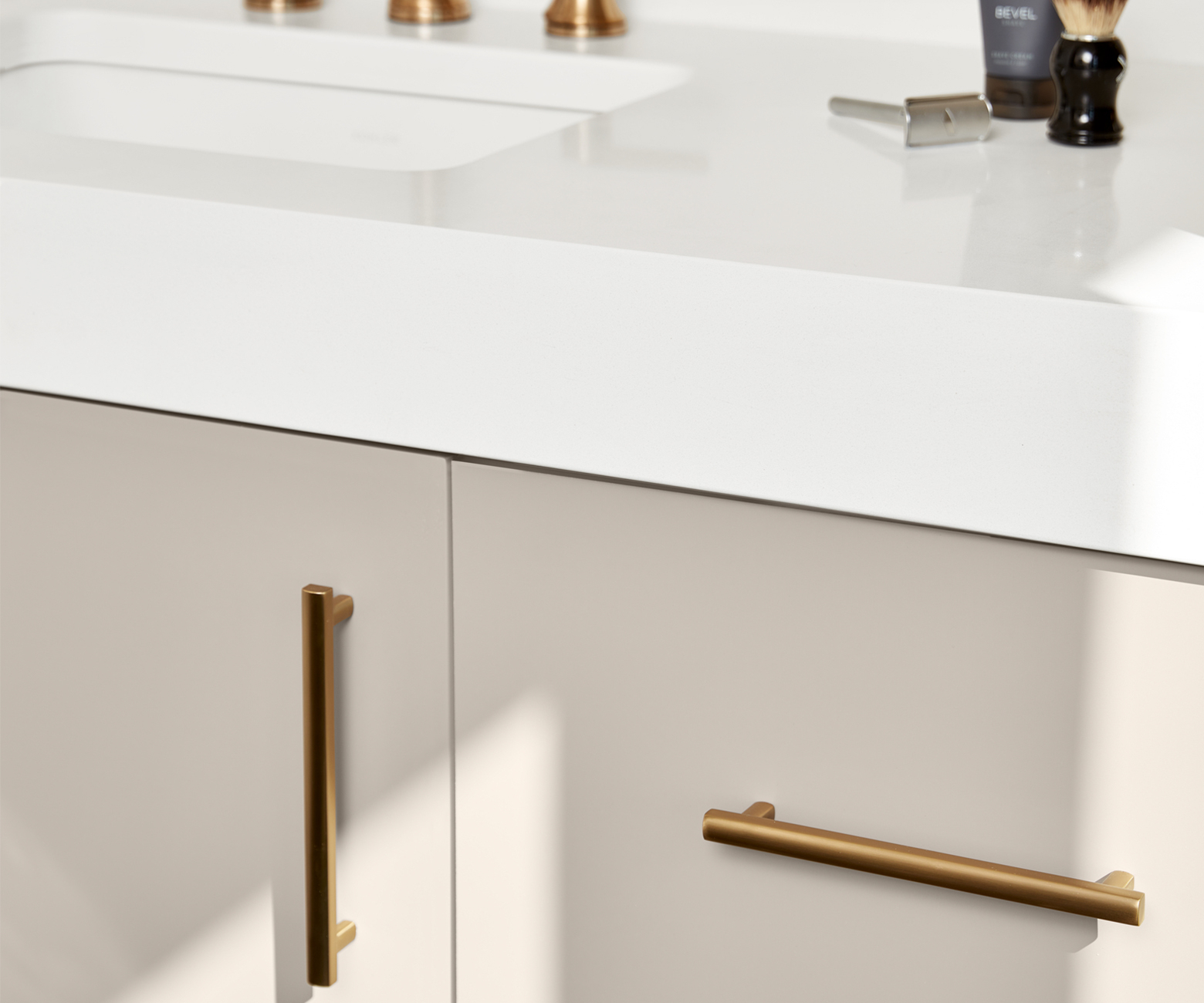 Complement the shine from metallic fixtures with the light-absorbing properties of FENIX NTM in Beige Arizona to create a fresh, multi-faceted look.
