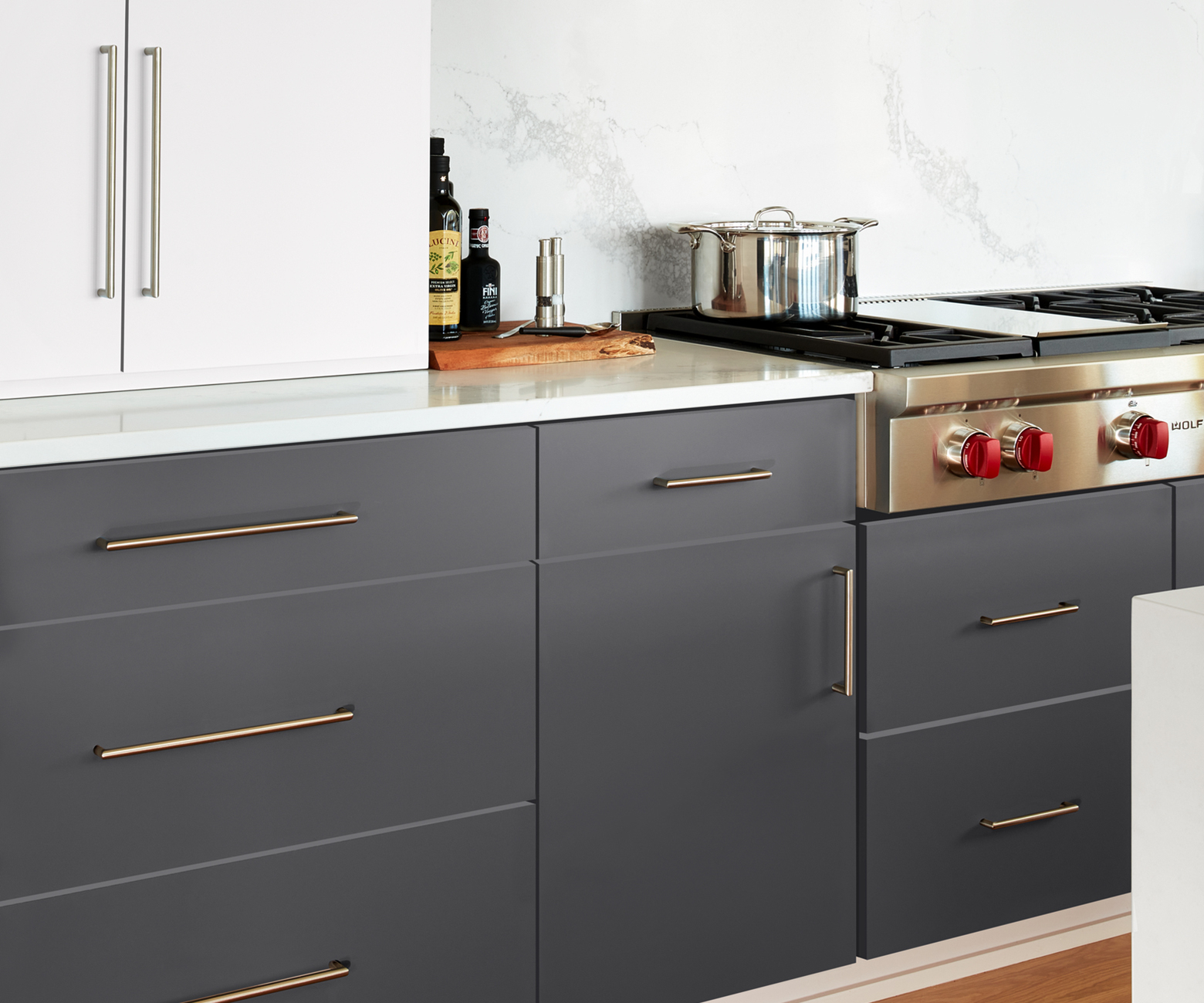 A closer look shows the pristine finish of FENIX NTM Grigio Bromo and Bianco Dover in a homely kitchen setting.